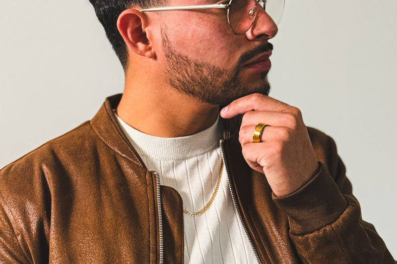 The Executive gold wedding band on a man’s hand