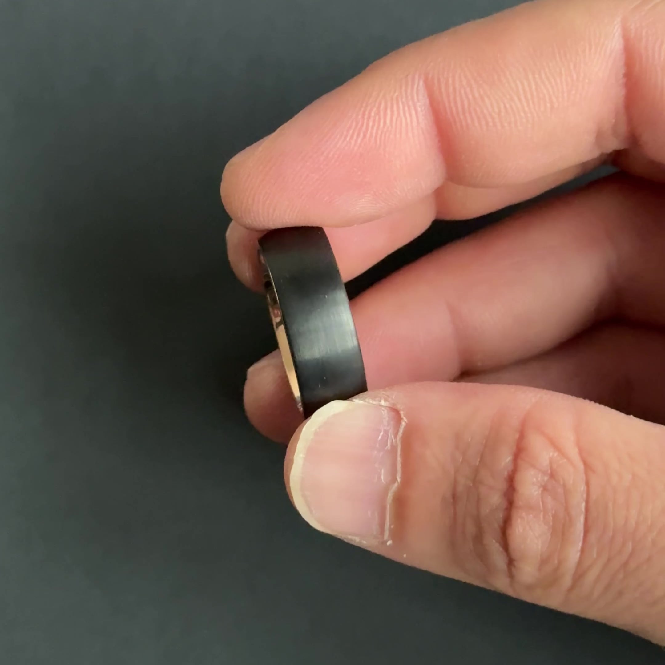 マテリアルハンドリング Black and Rose Gold Tungsten Ring | The Liam | Madera Bands