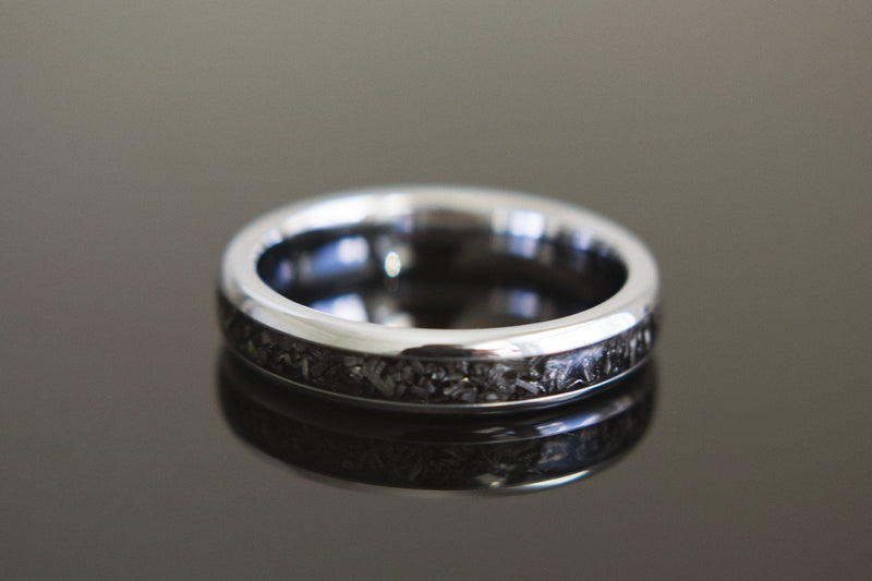 Sideways view of the Juliet White Gold meteorite ring