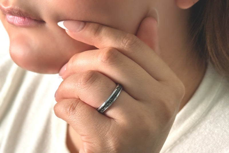 Woman wearing the Juliet White Gold meteorite ring 