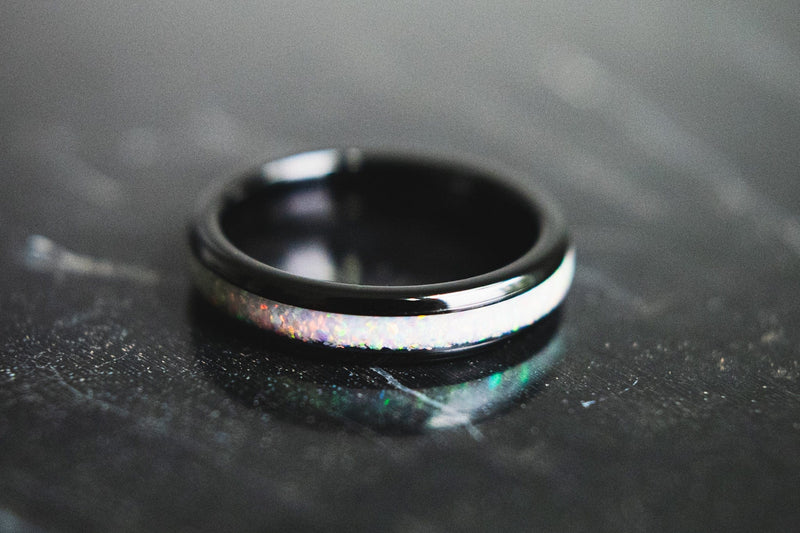 The Beauty 2.0 women’s black wedding band on its side
